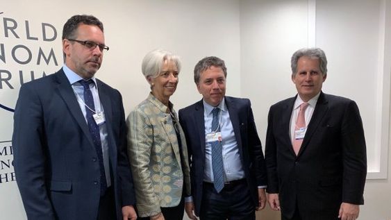 El FMI felicitó a la Argentina por aplicar políticas que “estabilizan” la economía