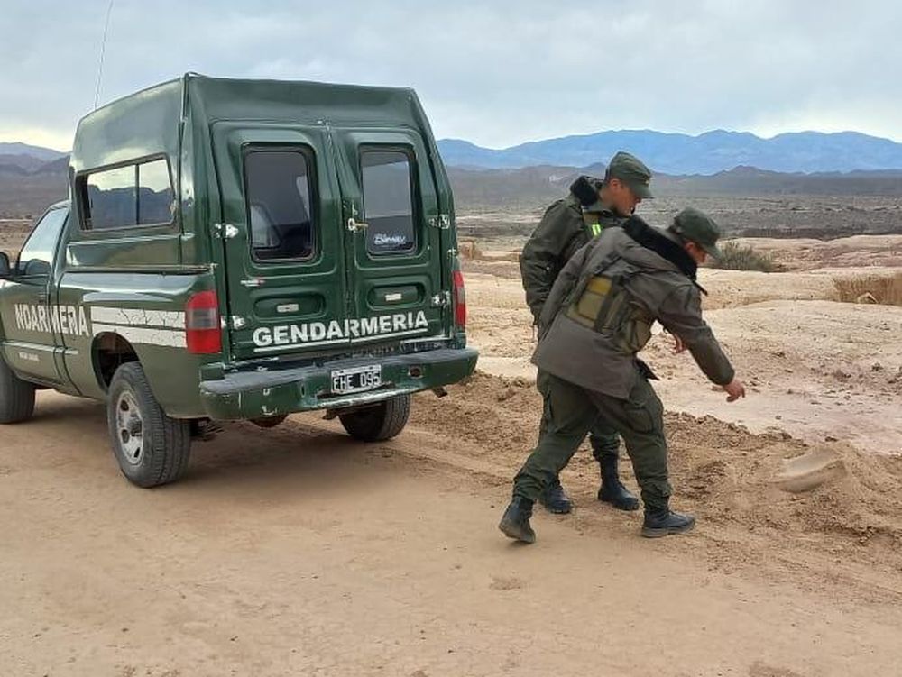 Una patrulla ambiental dio con una curiosa pieza arqueológica a la vera de una huella