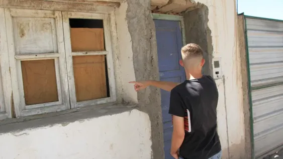 Una banda armada asaltó y golpeó a una familia cuando dormía, por $800 y aparatos