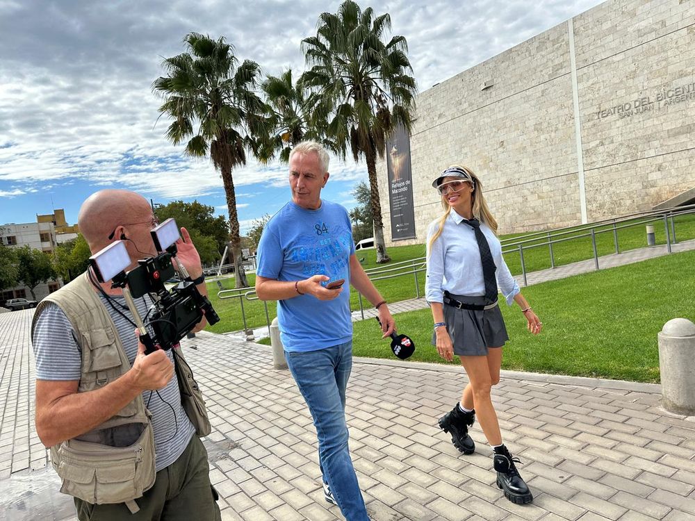 Marley y Vicky Xipolitakis visitaron el Teatro del Bicentenario, incluido en el itinerario de lugares que visitarán en San Juan para hacer un programa especial de Por el Mundo.