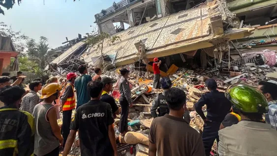 ESCOMBROS. Socorristas de distintos países buscan sobrevivientes.