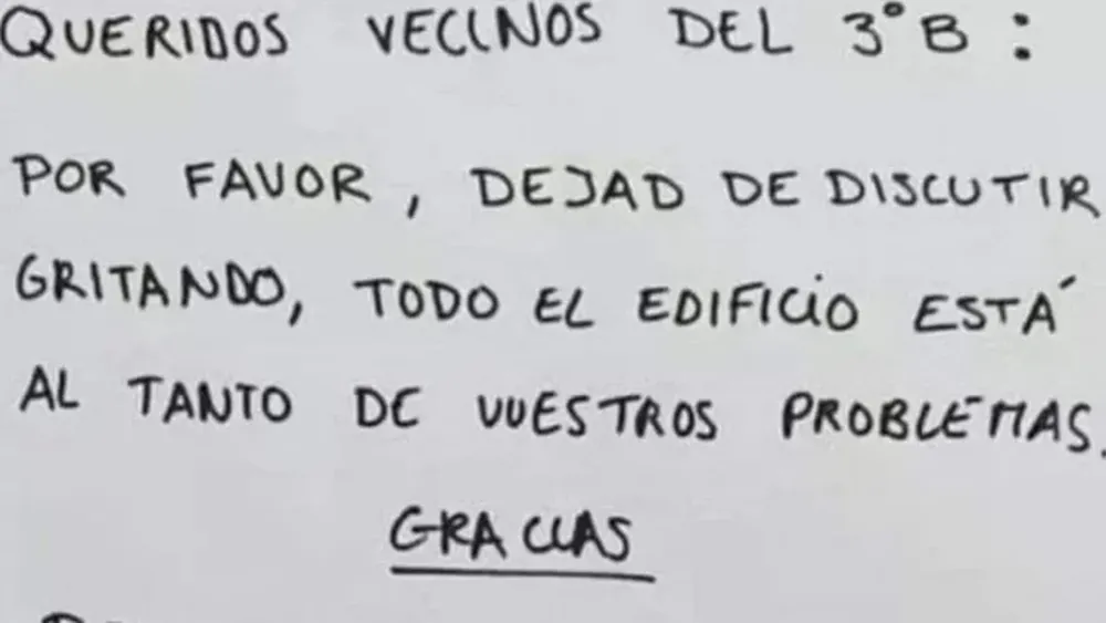 Pegó un cartel en el edificio para quejarse de las peleas de sus vecinos y se pasó con la postdata