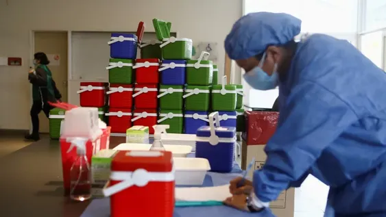 Calculan que en casi un mes los casos de covid-19 bajaron 37,7%