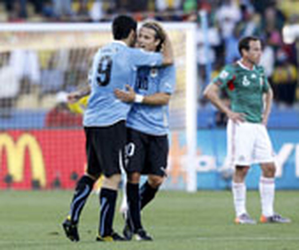 Uruguay le ganó a México y ambos clasificaron a octavos