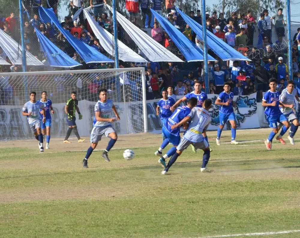 Unión goleó y manda en soledad en el fútbol local