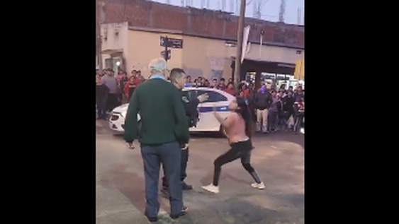 Video: una mujer totalmente borracha se agarró a las trompadas con un policía