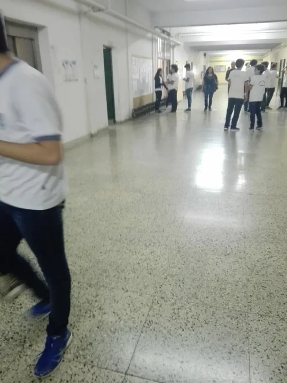 Arrojaron gas pimienta en el edificio de la escuela Industrial y de Comercio y tuvieron que evacuar a los alumnos