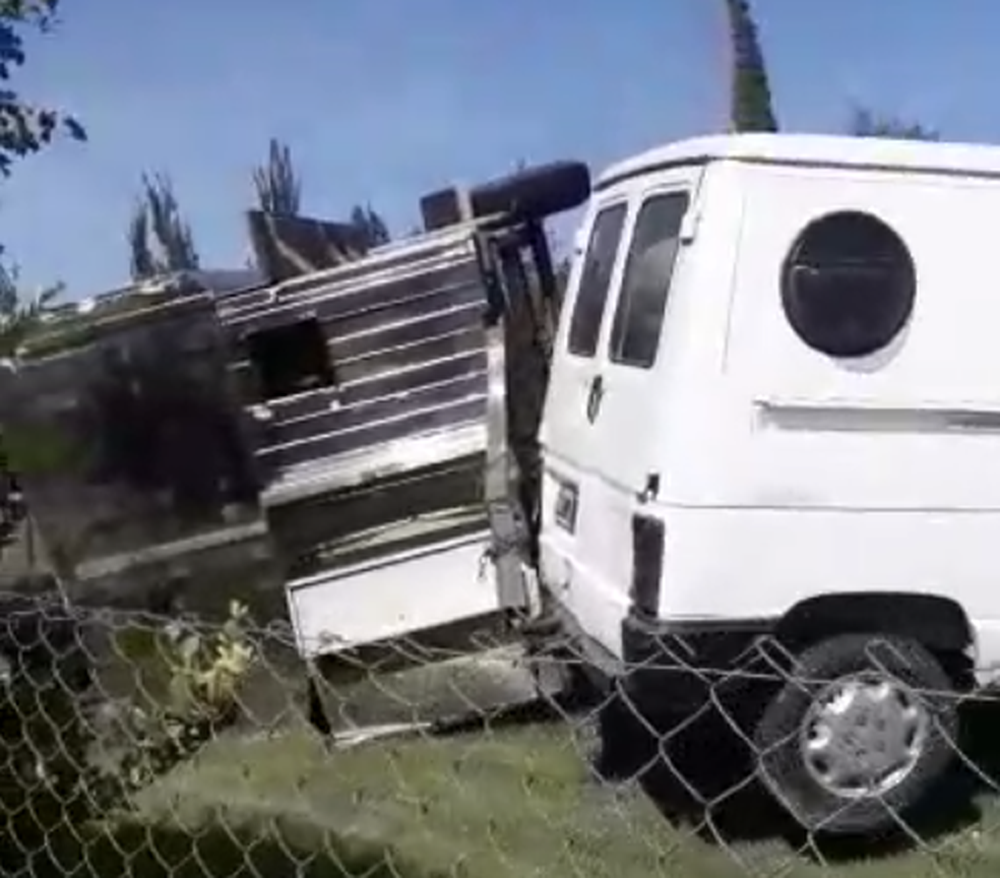 Aparatoso descarrilamiento de una camioneta con un carro panchero en Ruta 40