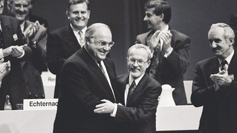 Diario de Cuyo | HELMUT KHOL, histórico canciller alemán (primer ministro) y Lothar de Maiziere su similar de la ex República Democrática Alemana en una foto histórica anunciando oficialmente la reunificación de Alemania.