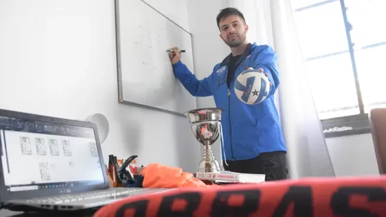 Tras 12 años como jugador y técnico de Obras se retiró Santiago Paredes