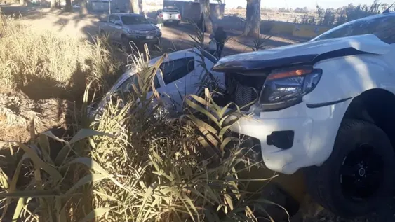 Una camioneta chocó contra un auto y ambos vehículos terminaron cerca de un canal