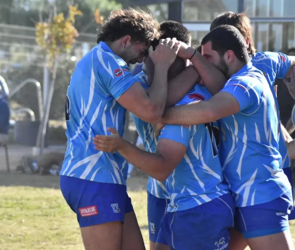 LOS JUGADORES de la U festejan su segunda victoria consecutiva.