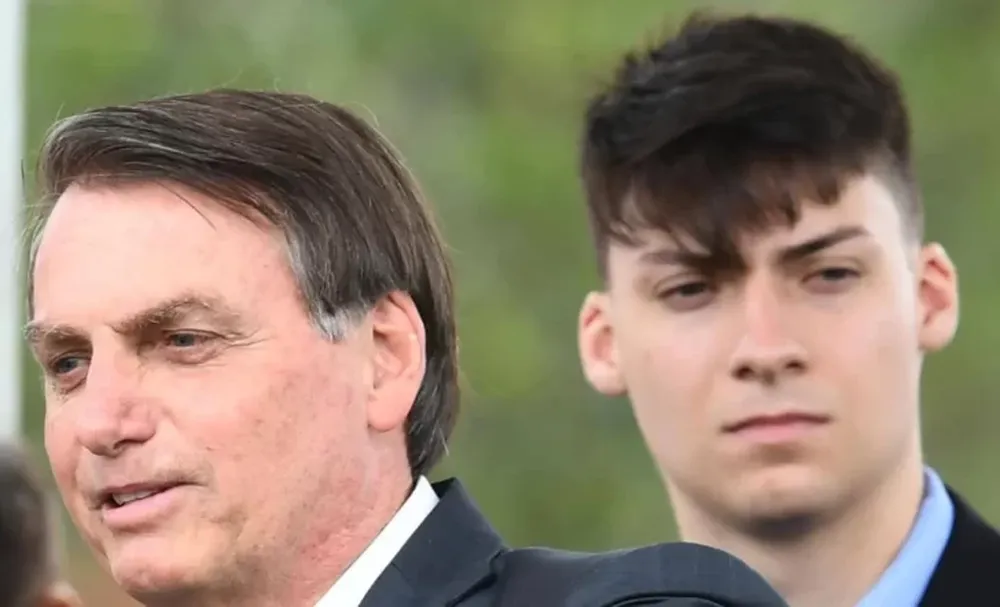 El hijo de Bolsonaro desafiante con la gente de su país: “Prefiero morir teniendo sexo que tosiendo”
