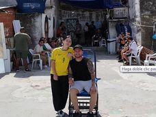 El cantante de Omega disfruta de sus vacaciones familiares y visitó la favela más emblemática de Río, en medio de una tendencia viral entre turistas argentinos.