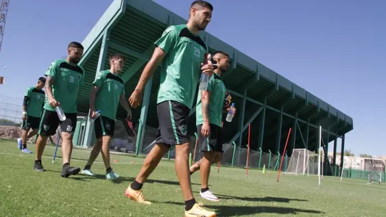 UNA POSTAL. Los jugadores rumbo al trabajo y de fondo la tribuna popular norte. Ambos serán protagonistas en el primer partido de la vuelta a Primera División.
