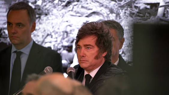 El presidente Javier Milei durante el homenaje a las víctimas del atentado a la embajada de Israel.