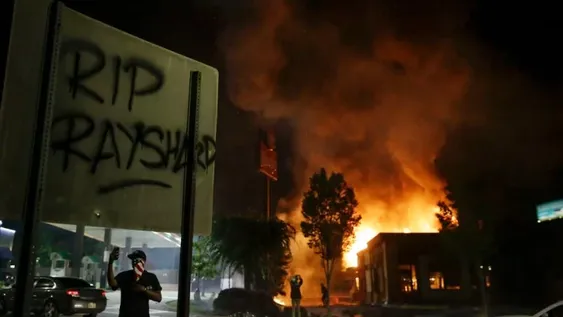 Protestas y caos en Atlanta tras la muerte de un afroamericano durante un control de alcoholemia