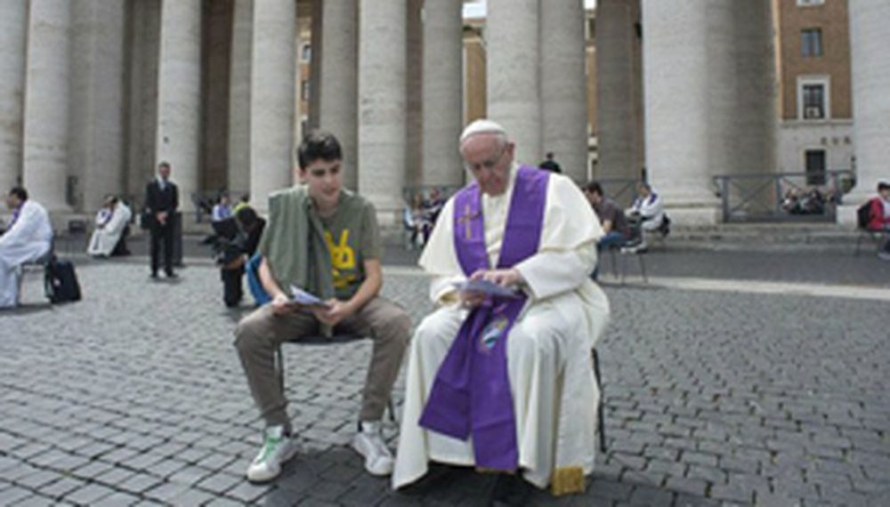 Nuevo gesto papal: Francisco salió a la Plaza de San Pedro y confesó a varios jóvenes