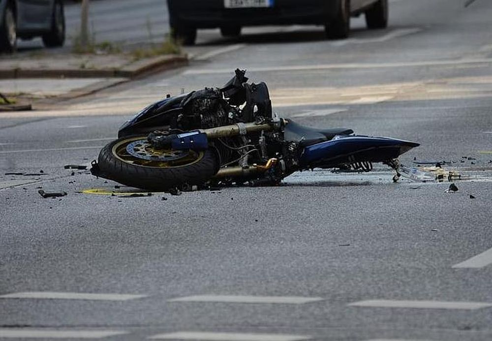 Un motociclista terminó con doble fractura luego de chocar con una camioneta