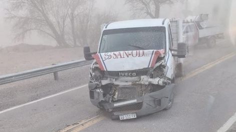 Por la poca visibilidad, una camioneta chocó desde atrás a un camión en la Ruta 40