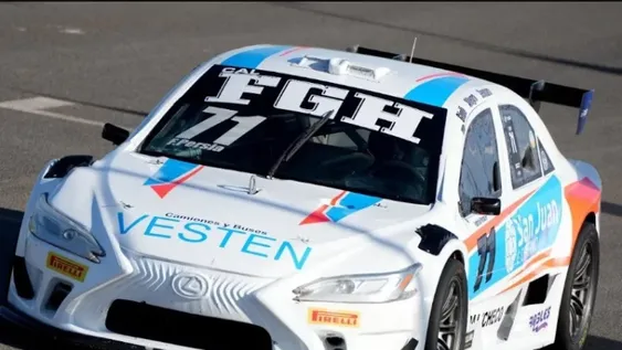 Fabricio Persia subió al podio en San Nicolás. Con su Lexus fue tercero en la carrera del Top Race V6, ayer en San Nicolás.