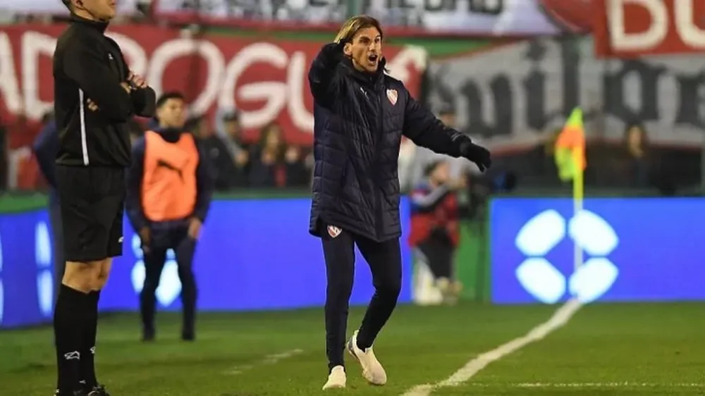 Becaccece le confesó al plantel que se irá si no le ganan a Defensa