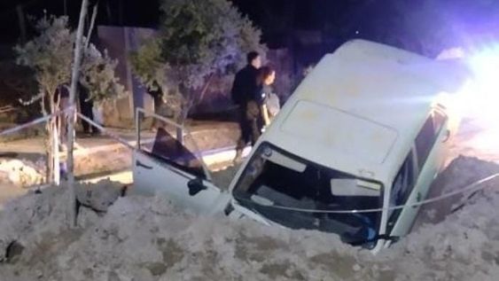 Cayó con su auto a una zanja abierta por OSSE