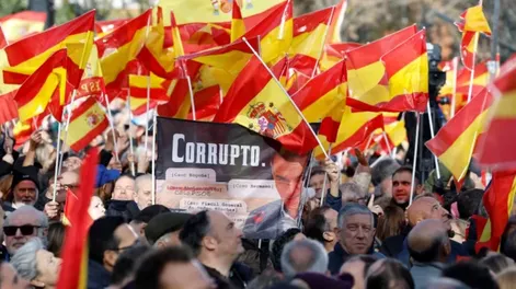 España convulsionada: la oposición de derecha marchó en Madrid y pidió la renuncia del presidente Pedro Sánchez