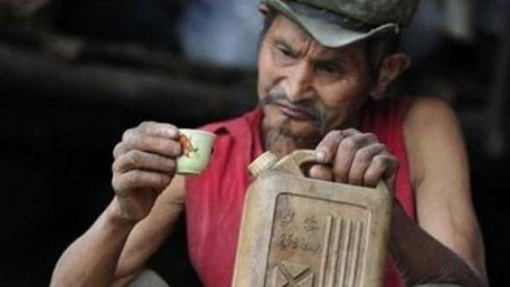 El hombre que bebe nafta