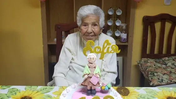 Los 100 años de Sofía: come de todo, no toma remedios y juega a la escoba, su gran receta