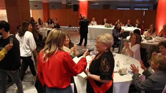 Un té con las abuelas que buscan la corona principal