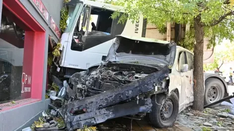 Un camión se quedó sin frenos, se llevó por delante 10 autos y se incrustó contra una casa