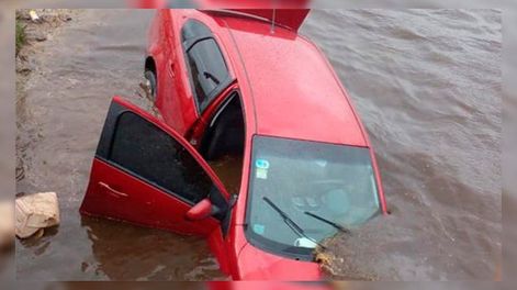 No conocían el camino, le erraron al puente y terminaron con el auto en el río