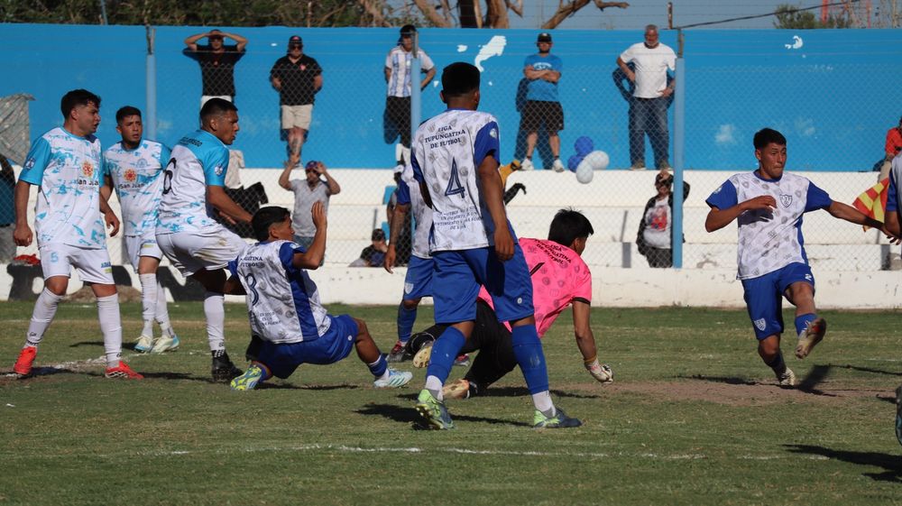 Adentro. El capitán Ema Castillo fue a buscar y abrió el marcador. Después, Albardón resolvería su victoria con el segundo gol ante Tupungato.