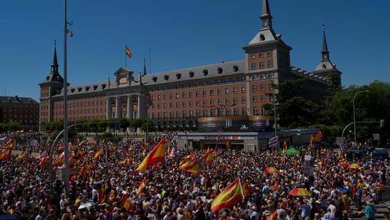 Manifestantes con banderas españolas participan en una protesta contra el gobierno del primer ministro Pedro Sánchez en Madrid