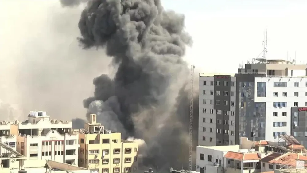 Un edificio de 12 plantas en Gaza se derrumbó luego del impacto de misiles israelíes