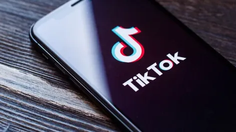 Hallaron a hermanas de 9 y 10 años en la calle de madrugada cumpliendo un reto de TikTok