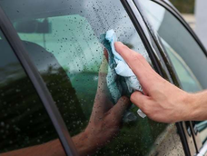 como limpiar los cristales del auto: el sencillo truco de un experto