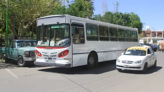 Autos, combis, colectivos y un caos en el tránsito para trasladar votantes