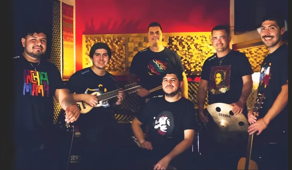 LA NUEVA VERSIÓN de Whipala: Marcelo Páez, Gonzalo Colón, Mirko Mortensen,Kevin Soria, Franco Muñoz y Marcos Esis.