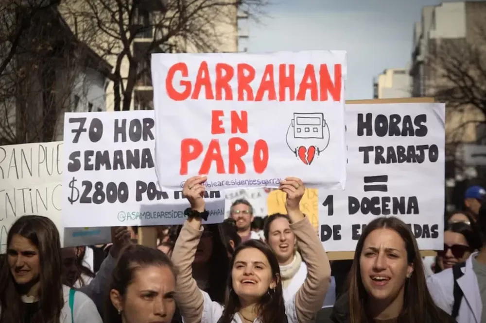 Trabajadores del Hospital Garrahan se movilizaron reclamando por la pérdida en el poder adquisitivo de los salarios.