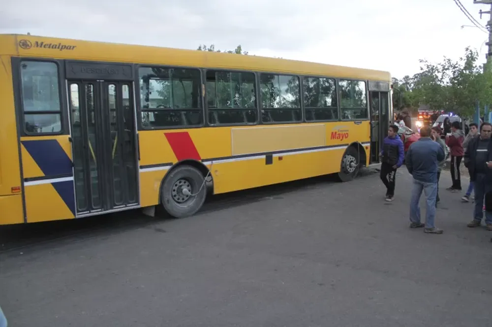 Un colectivo y al menos 3 vehículos más protagonizaron un violento choque en cadena