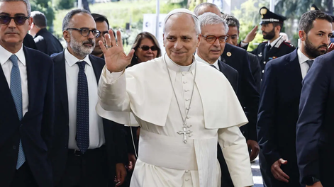 El papa León XIV ingresando a la clínica para la operación.