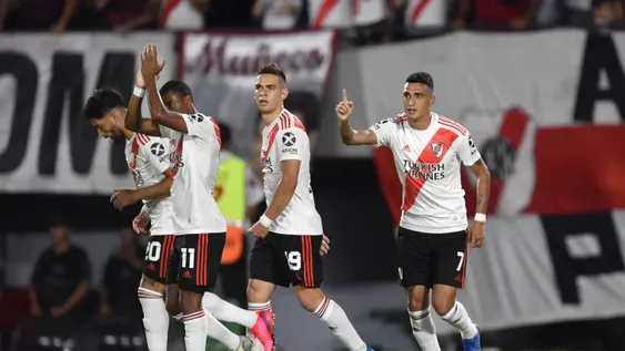 River venció al complicado Banfield y continúa siendo el único puntero