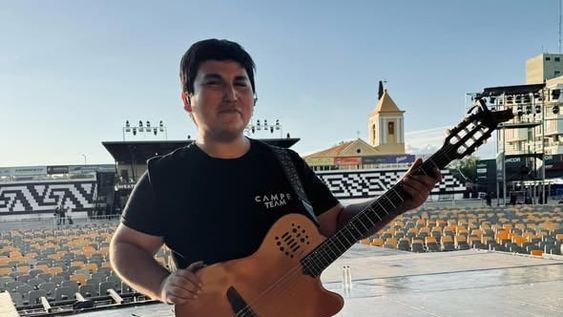 El músico sanjuanino durante un ensayo en la plaza Próspero Molina