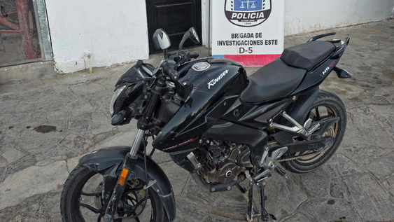 cayo en 25 de mayo una moto bajaj robada en mendoza que circulaba con patente falsa
