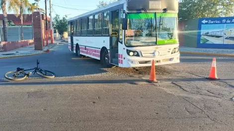 Una ciclista chocó contra un colectivo y terminó en hospital