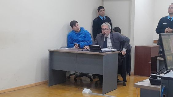 Gabriel Riveros junto a su defensor oficial Marcelo Salinas Weber.&nbsp;
