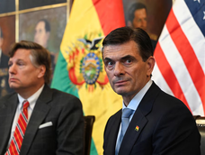 El presidente de Bolivia, Rodrigo Paz, junto al vicesecretario de Estado de Estados Unidos, Christopher Landau, durante una conferencia de prensa en La Paz El presidente de Bolivia, Rodrigo Paz, junto al vicesecretario de Estado de Estados Unidos, Christopher Landau, durante una conferencia de prensa en La Paz