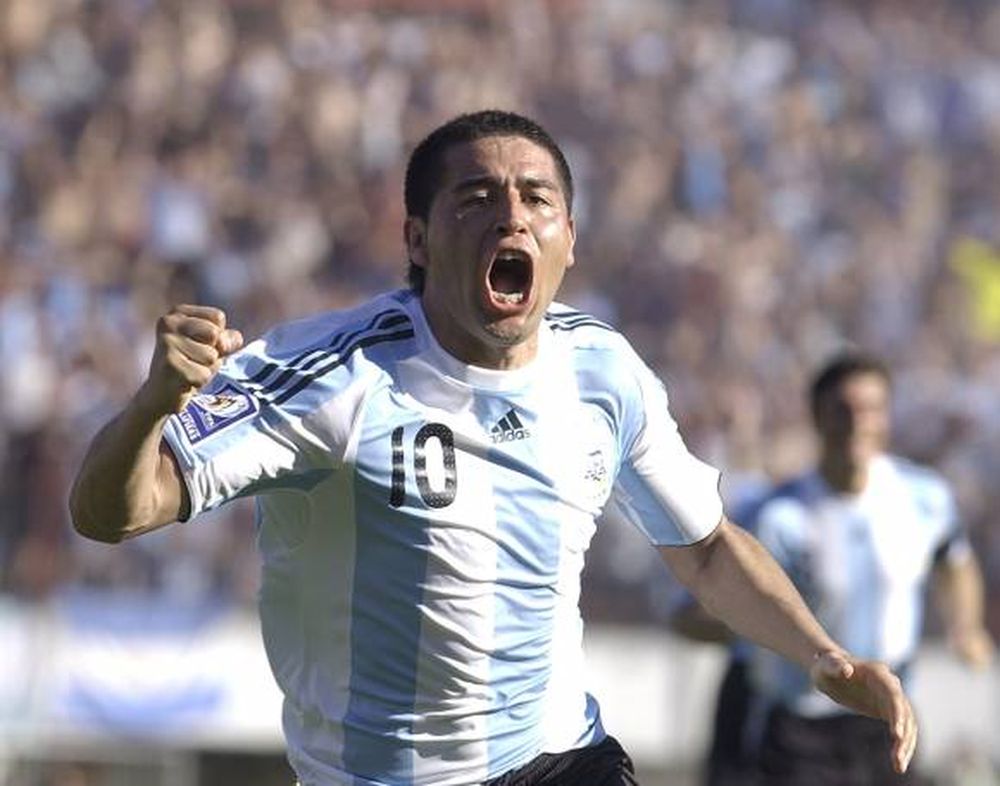 Grondona le tira un palo a Román